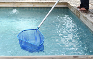 Cleaning and maintenance swimming pool with net skimmer