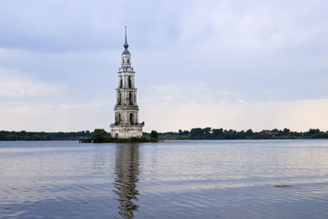 Колокольня, сохранившаяся после затопления старого района Калязина при строительстве ГЭС