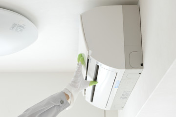 エアコンの洗浄作業