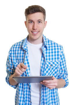 Moderner junger Mann im karierten Hemd mit Tablet Computer