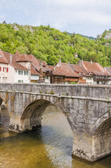 Fototapeta na wymiar Saint-Ursanne, St-Ursanne, Stadt, historische Altstadt, Brücke, Bogenbrücke, Doubs, Jura, Schweiz