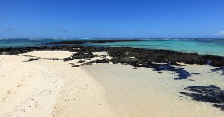 plage sauvage et lagon bleu