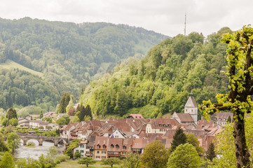 Saint-Ursanne, St-Ursanne, Altstadt, Stadt, historische Brücke, Doubs, Fluss, Jura, Frühling, Schweiz