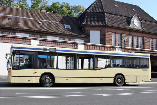 Linienbus an Bushaltestelle