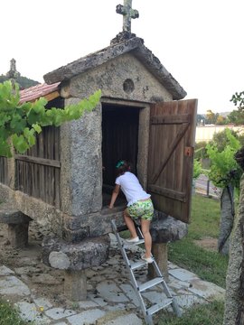 ni&ntilde;a entrando en un horreo gallego