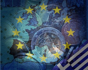Grexit - Über Konturen Europas ein Sternenkranz, durchscheinend Geld, unten rechts griechische Flagge