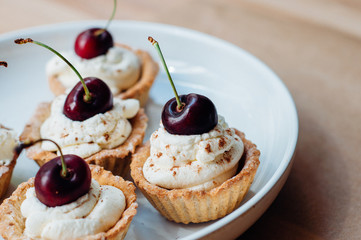 Little homemade oat tarts with whipped cream