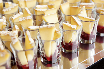 Tranches de fromage présentées en verrines pour apéritif - traiteur.
