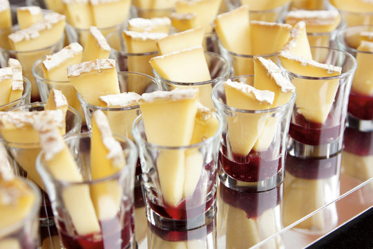 Tranches de fromage pr&eacute;sent&eacute;es en verrines pour ap&eacute;ritif - traiteur.