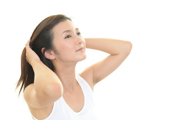 Obraz premium ヘアケアをする女性