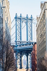 Naklejka premium Manhattan Bridge wieże na tle alei Brooklyn Street