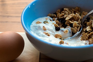 Manhattan Bridge towers in the background of Brooklyn street alley