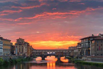 Arno en Ponte Vecchio bij zonsondergang, Florence, Italië