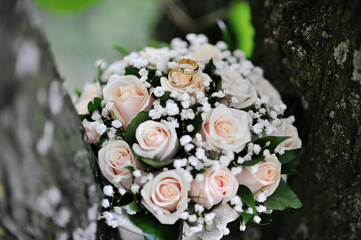 wedding bouquet of rose with rings