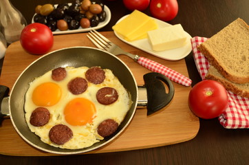 Fried eggs with sausages or sucuklu yumurta