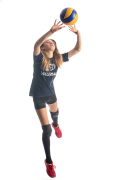M&auml;dchen wehrt einen Volleyball ab