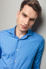 Obraz premium handsome man leaning his head on the wall