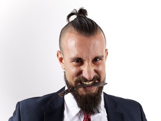 Ejecutivo hipster con daga entre los dientes