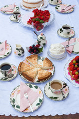 gedeckte Kaffeetafel mit Reis- und Obstkuchen