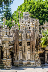 Obraz premium Palais Idéal du Facteur Cheval, les 3 géants