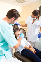 Fototapeta premium Kleines Mädchen beim Zahnarzt