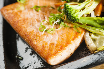 Salmão grelhado com vegetais