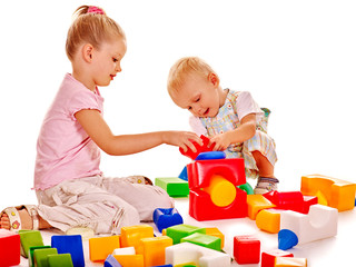 Children play building blocks.