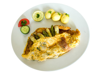 Teller Omelett mit grünem und weissem Spargel-freigestellt