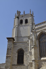 Fototapeta na wymiar Catedral de San Antolín (Palencia). Vista de la torre.
