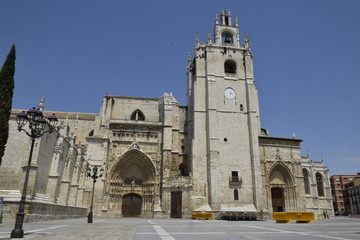 Fototapeta na wymiar Catedral de San Antolín (Palencia) . Vista general