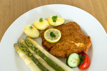 Wiener Schnitzel mit grünem und weissem Spargel