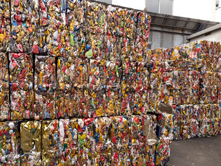 圧縮された空き缶