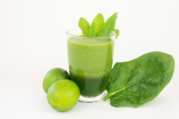 grüner Smoothie mit Spinatblatt und Limetten