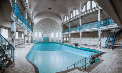 Obraz na płótnie Canvas abandoned pool