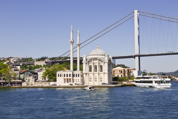 Fototapeta na wymiar View of the Bosphorus bridge and Ortakoy mosque, Istanbul, Turkey