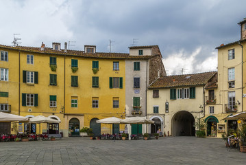 Fototapeta na wymiar Piazza Anfiteatro, Lucca, Italy