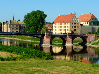 Grimma, Pöppelmannbrücke mit Schloss (r) und Gymnasium St. Augustin (l); Fluss Mulde