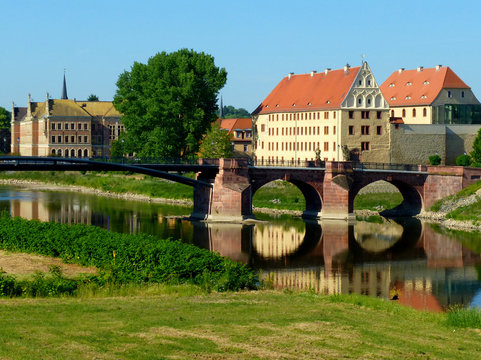 Grimma, P&ouml;ppelmannbr&uuml;cke mit Schloss (r) und Gymnasium St. Augustin (l); Fluss Mulde