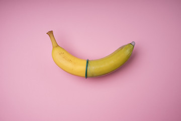 Banane mit übergezogenem Kondom