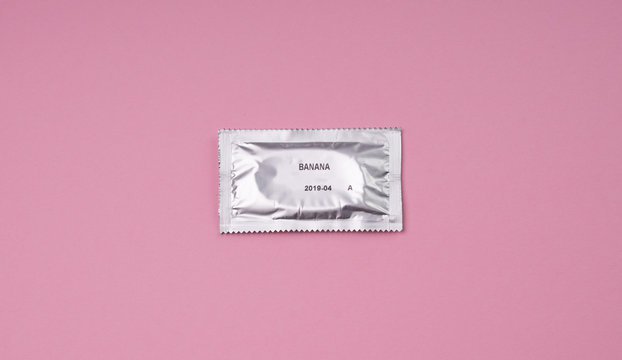 Kondom auf Rosa Grund