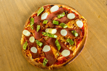 Spargelpizza auf Holzbrett
