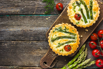 tart with asparagus and cherry tomatoes - obrazy, fototapety, plakaty
