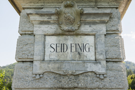 Denkmal zur "Schlacht am Grauholz" mit der Aufschrift "SEID EINIG", bei Moosseedorf, Bern, Schweiz