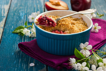 plums crumble pie on blue ramekin