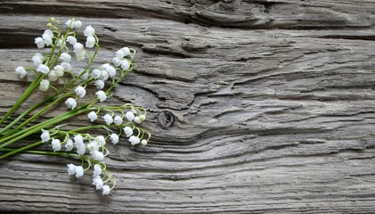 Fototapeten Maiglöckchen Strauß auf altem Treibholz Brett / Holz © bidaya