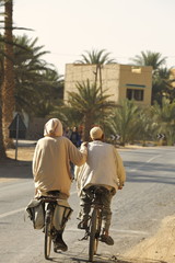 Verbundenheit/ 2 Männer in freundschaftlicher Verbundenheit auf Fahrrädern in Marokko