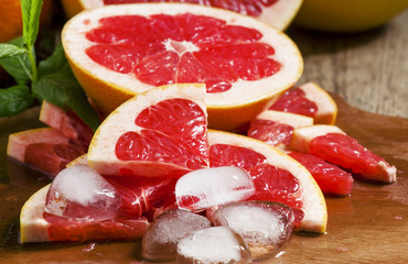 Obraz premium Sliced fresh grapefruit, selective focus