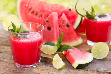 Watermelon smoothies with lime and mint 