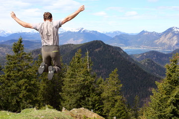 Luftsprung in den Bergen