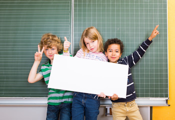 Kinder verschiedener Kulturen lernen zusammen